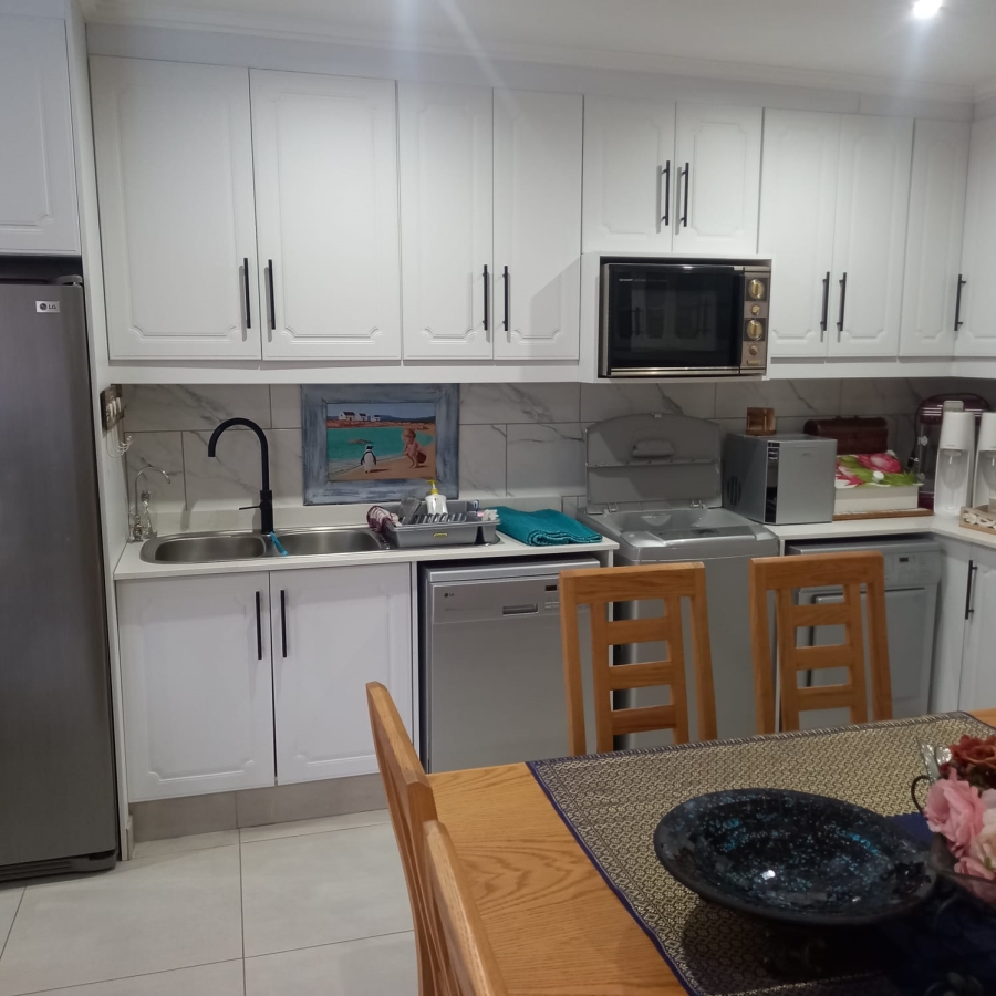 4 Bedroom Property for Sale in Menkenkop Western Cape